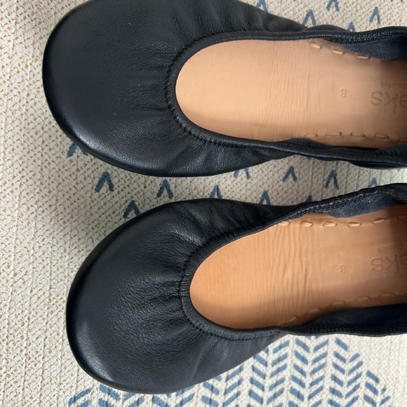 Tieks Matte Black Flats size 8 - Picture 2 of 7